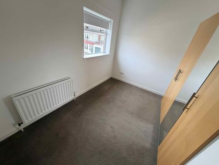 4 bedroom semi-detached house to rent - Photo 3