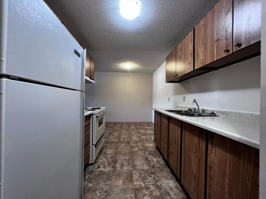 Spacious 2 Bedroom Unit in Quiet Innisfail Building!! - Photo 1