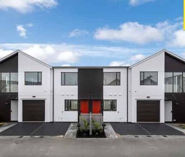 Modern living in trendy locale - Photo 1