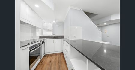 Townhouse-like apartment with large sunny rooftop terrace & parking - Photo 3