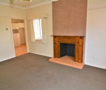 FAMILY HOME WITH GREAT GARAGING - Photo 3