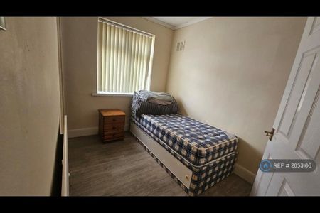 3 bedroom semi-detached house to rent - Photo 3