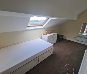 4 Bed - Flat 1, 17a Stonegate Road, Leeds - LS6 4HZ - Student/Professional - Photo 2