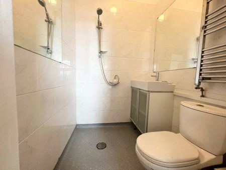 1 bedroom in a house share to rent - Photo 4