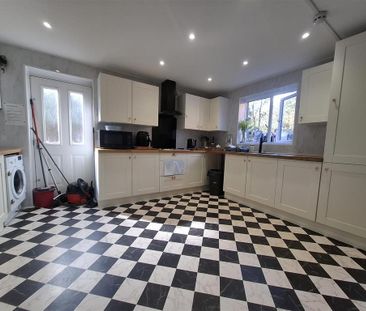 1 bedroom in a house share to rent - Photo 4
