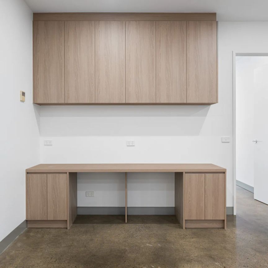 Fully Renovated, Spacious One-Bedroom Apartment in Prime Fitzroy Location - Photo 1
