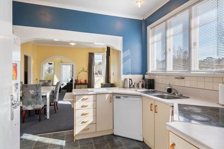 LARGE HOME IN CENTRAL LOCATION - Photo 4