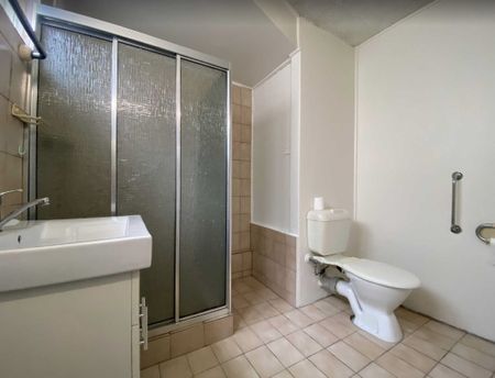 Minutes walk to Station & Shops!! - Photo 4