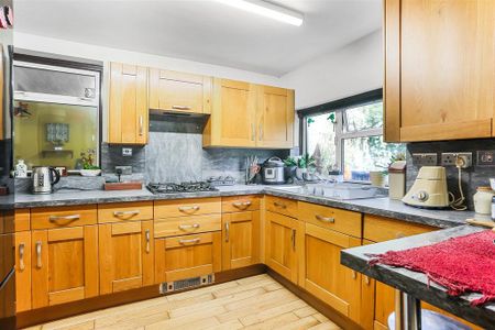 4 bedroom semi-detached house to rent - Photo 2