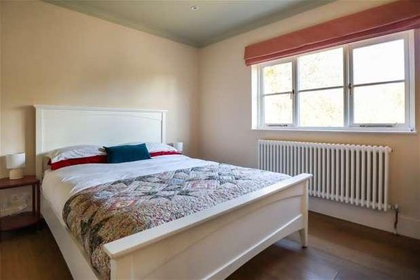 Gustard Wood, Wheathampstead, AL4 - Photo 1