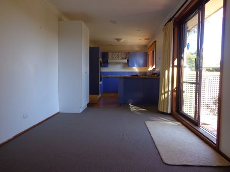3 Hirst Place, Giralang ACT 2617 - House For Rent | Domain - Photo 3