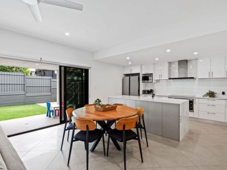 Stunning Contemporary Family Home - - Photo 5