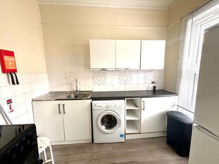 2 bedroom flat to rent - Photo 2