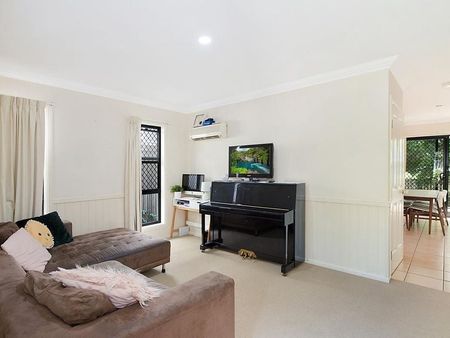 Large Townhouse Backs Onto Parkland - Photo 5