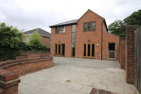 5 bedroom detached house to rent - Photo 2