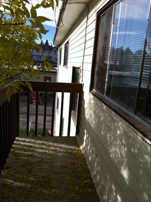 3 Bedrooms,large apartment! Amazing Location! Close to U of C! - Photo 1