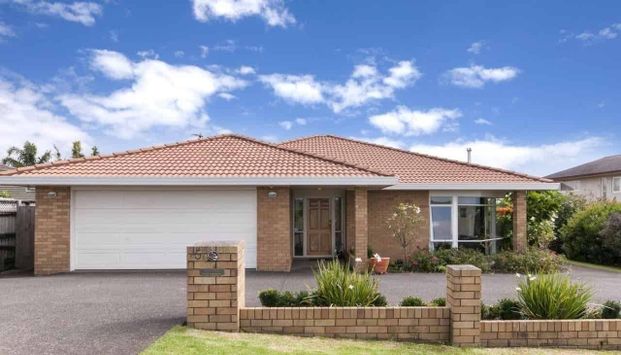 3-Bedroom Spacious Family Home in Somerville - Photo 1