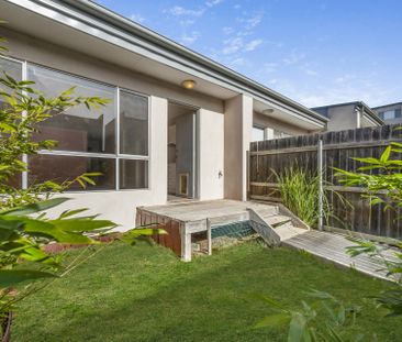 Sunny 1 Bedroom Townhouse with Courtyard - Photo 6