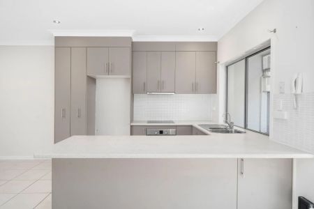 3 Bedroom Townhome, Scarborough. Contact Julie Sykes 0438 050 110 Weekly rent will increase to $720 on 9.11.2025 - Photo 2