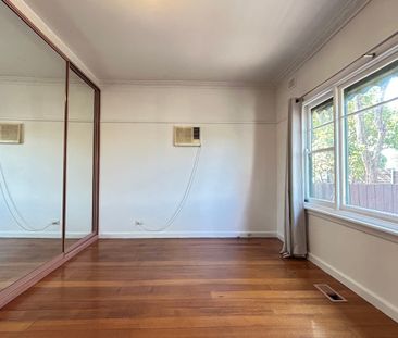 Spacious 3-Bedroom Home with 1.5 Bathrooms in Prime Huntingdale Loc... - Photo 2