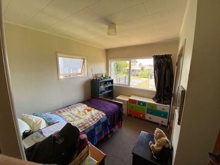 Sunny 3-Bedroom Family Home in the Heart of Howick - Photo 3