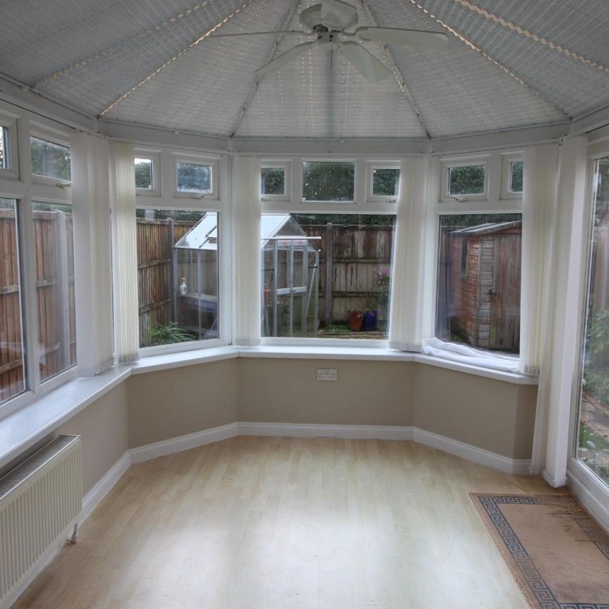 3 bedroom House To Let Total Size: 1098 SQ FT - Photo 1