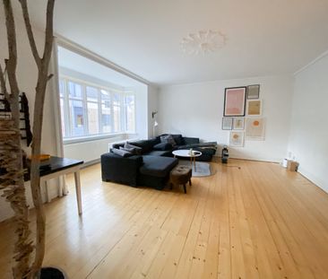 Dejlig 4-værelses lejlighed med to stuer en-suite - Photo 3