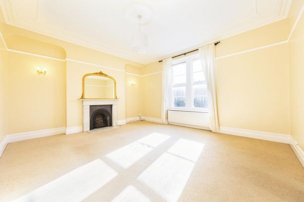 3 Bed Flat - Photo 1