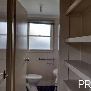 TIDY BEDSIT - Photo 3