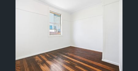 Freshly Painted 3 Bedroom Home, Renovated Kitchen, Fantastic Location! - Photo 2