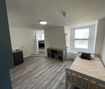 Studio Flat, First Floor, BN1 - Photo 1