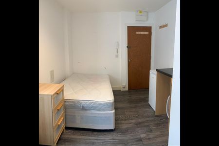 Studio Flat, High Road, IG1 - Photo 2