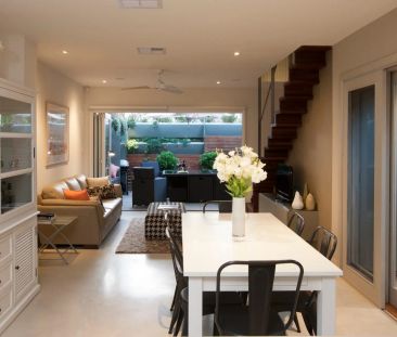 Superbly renovated FULLY FURNISHED - Photo 1