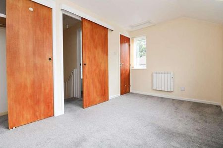 William Tarver Close, Warwick, CV34 - Photo 2