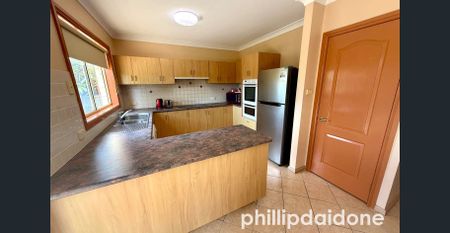 ULTRA-RARE HUGE FAMILY HOME - Photo 4