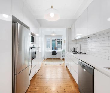 Charming art deco apartment with private access to garden courtyard - Photo 6