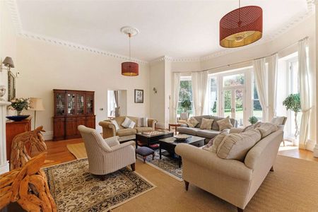 Having previously been restored, this is a beautifully appointed Manor House dating back to the mid-19th century and situated close to Greenham Common. - Photo 2