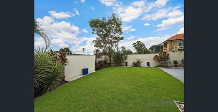 Secure & quiet complex - super modern townhouse! - Photo 3