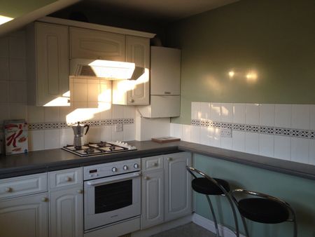 1 Bed Flat, Dover Close, NW2 - Photo 3