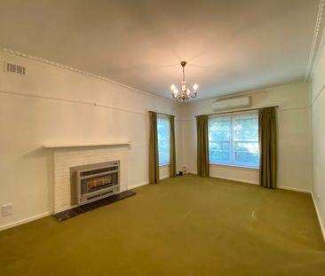 Stunning 4 Bedroom Family Home in the centre of Ringwood - Photo 1