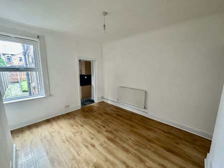 Available NOW FULLY REFURBISHED - Rent Amount: £850per month - Deposit / Bond: £850 - 3 Bedrooms, living room, dining room, fitted kitchen - 1 Bathrooms - Property comes un-furnished - Minimum tenancy term is 6 months - Family Friendly - Bills NOT Included WE DON’T CHARGE ADMIN FEES! - Photo 4