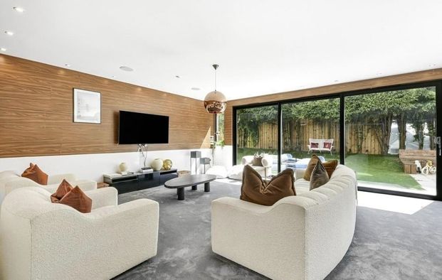 6 bedroom detached house to rent - Photo 1