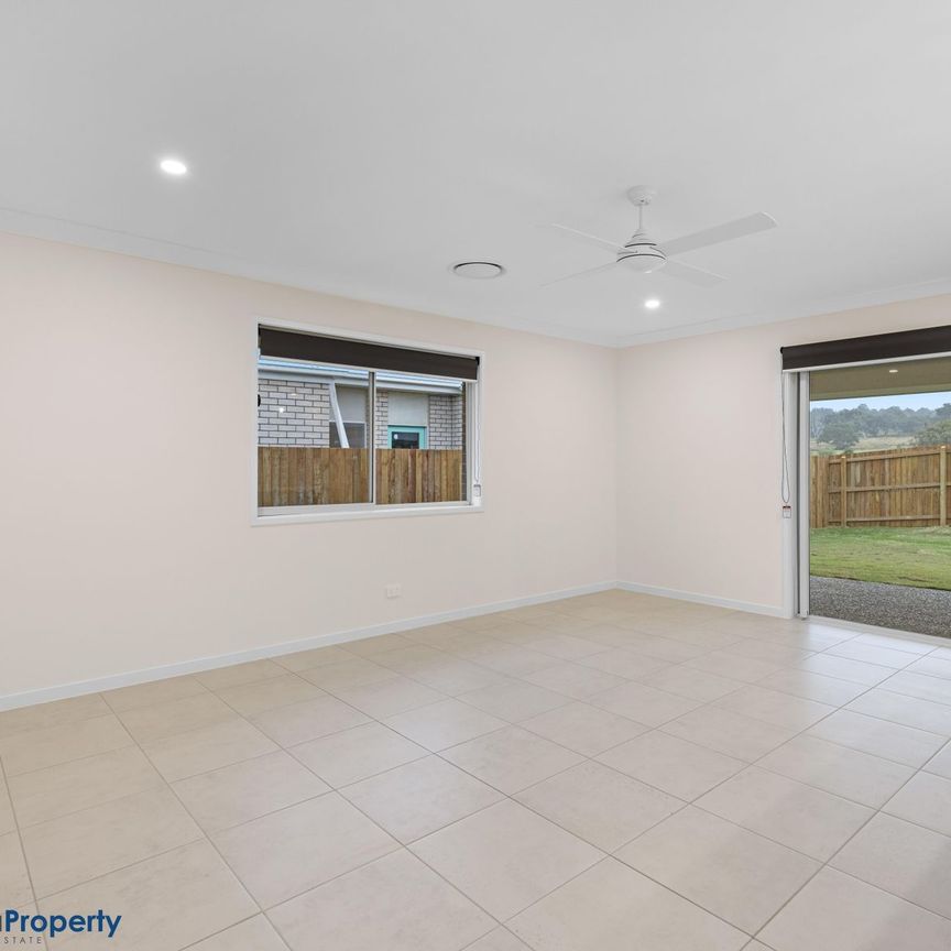 BEAUTIFUL HOME- WITH DUCTED-AIR CON! - Photo 1