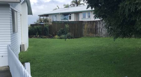 Three Bedroom Family home with views - Photo 3