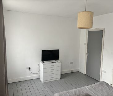 Room in a Shared House, Dunedin Road, E10 - Photo 3