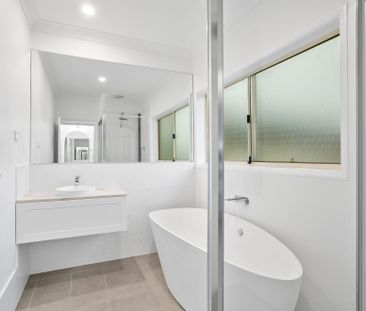 Stunning 4 bedroom home with lake views! - Photo 4