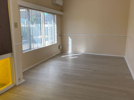 3 x 1 House with 1 x 1 Granny Flat 6 Month lease only - Photo 2