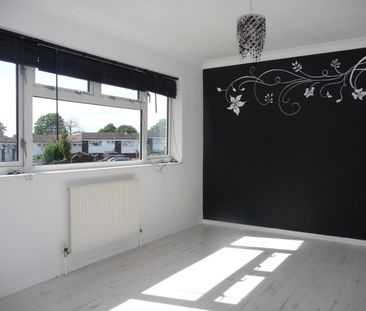3 bedroom End Terraced House - Archer Road, Stevenage - Photo 2