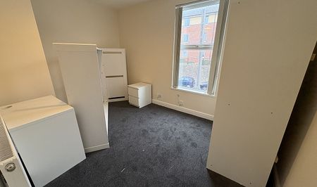 Spacious Four-Bedroom Student House with Generous Garden & Excellent Transport Links - Now Open To Groups Of 3 - Photo 3