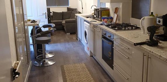 5 bedroom semi-detached house to rent - Photo 2